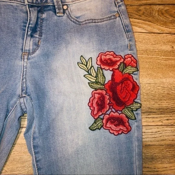 a.n.a. Floral Embroidered Skinny Ankle Jeans - Picture 4 of 8